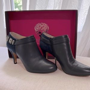 Like new Vince Camaro bootie.